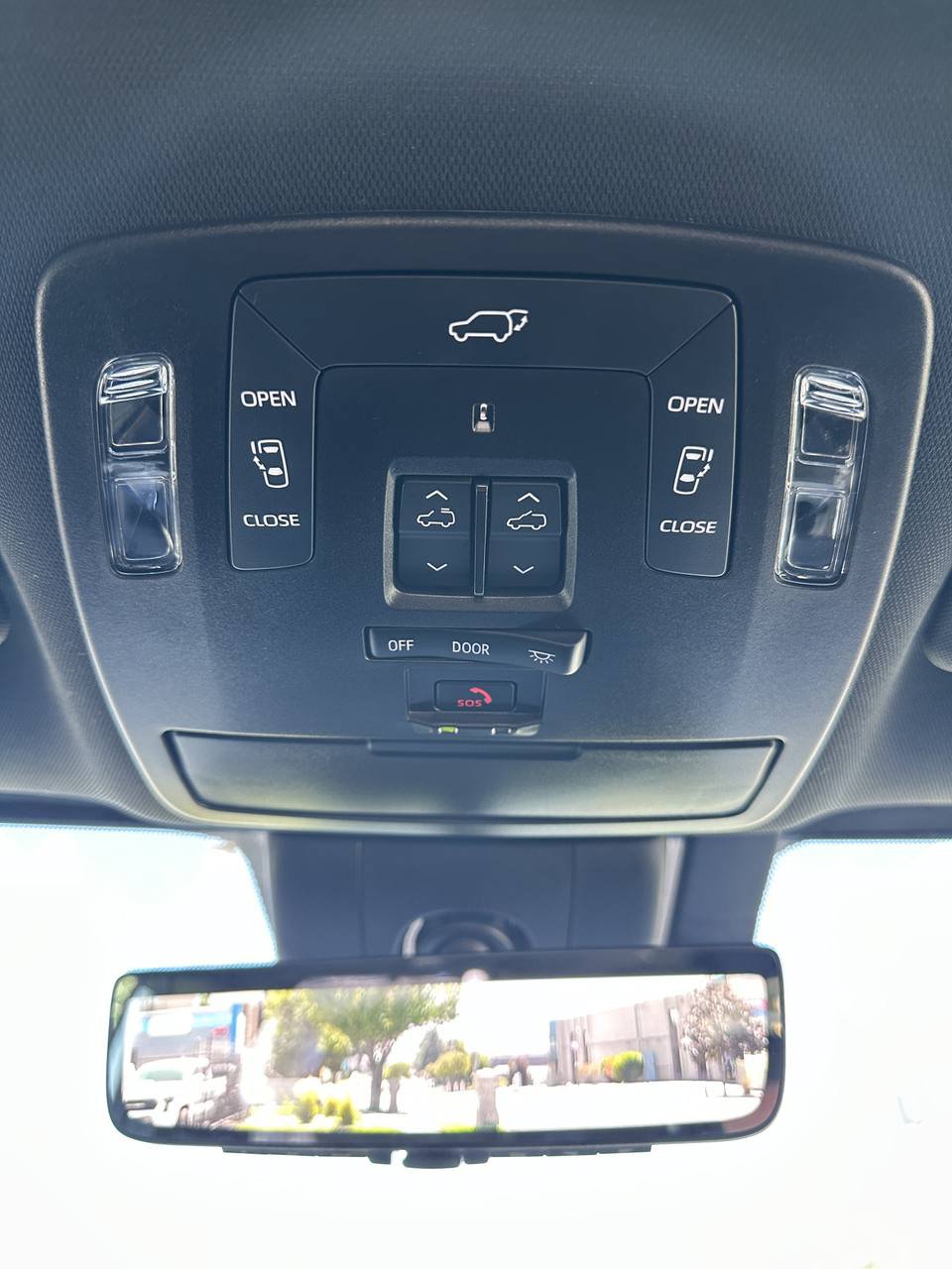 Used 2025 Toyota Sienna Platinum AWD/4WD image 42