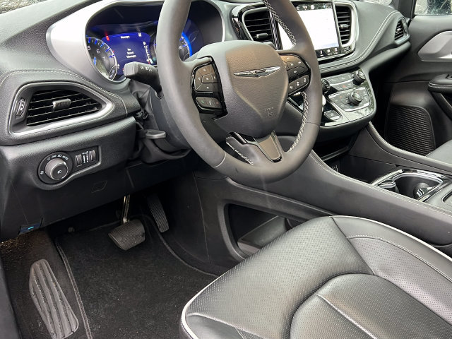 Used 2025 Chrysler Pacifica Limited FWD image 21