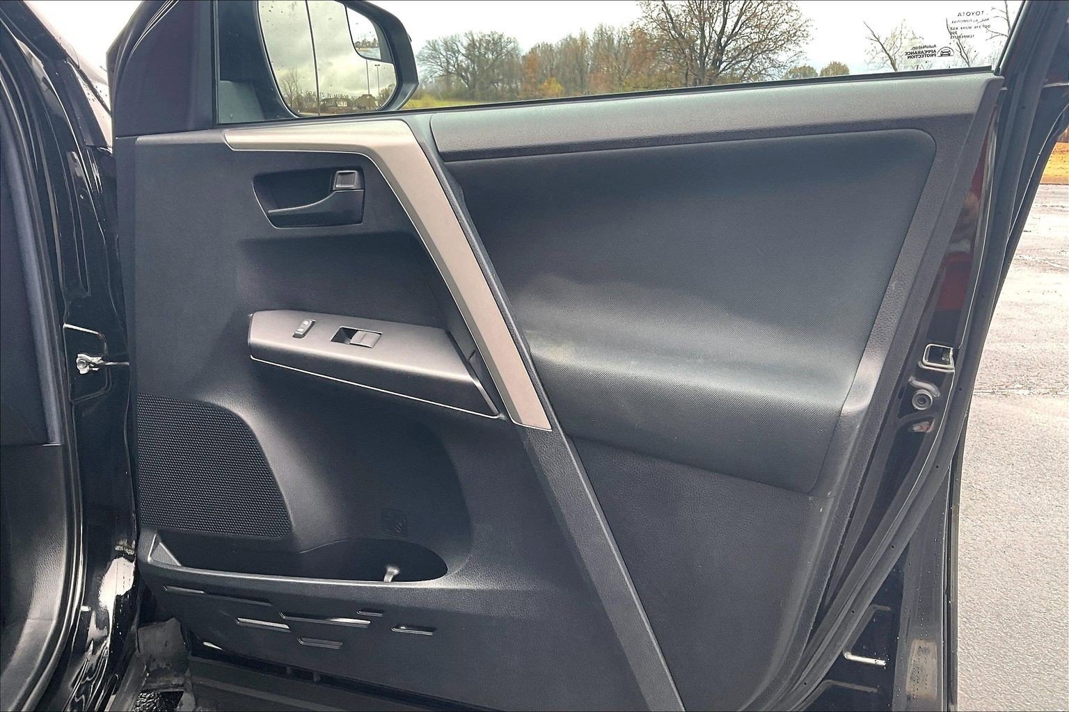 Used 2018 Toyota RAV4 LE image 19