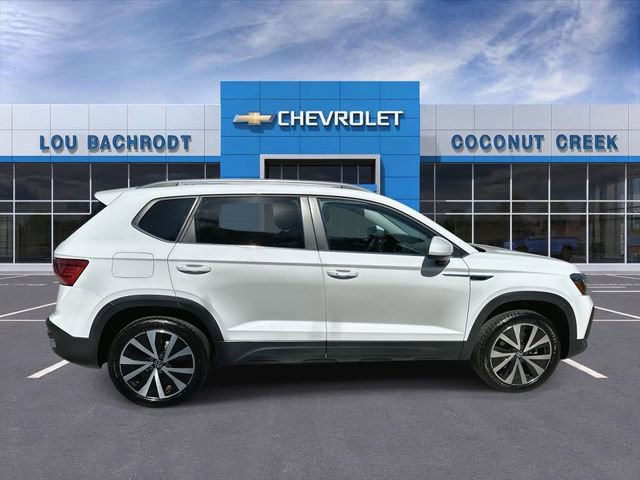 Used 2024 Volkswagen Taos SE image 9