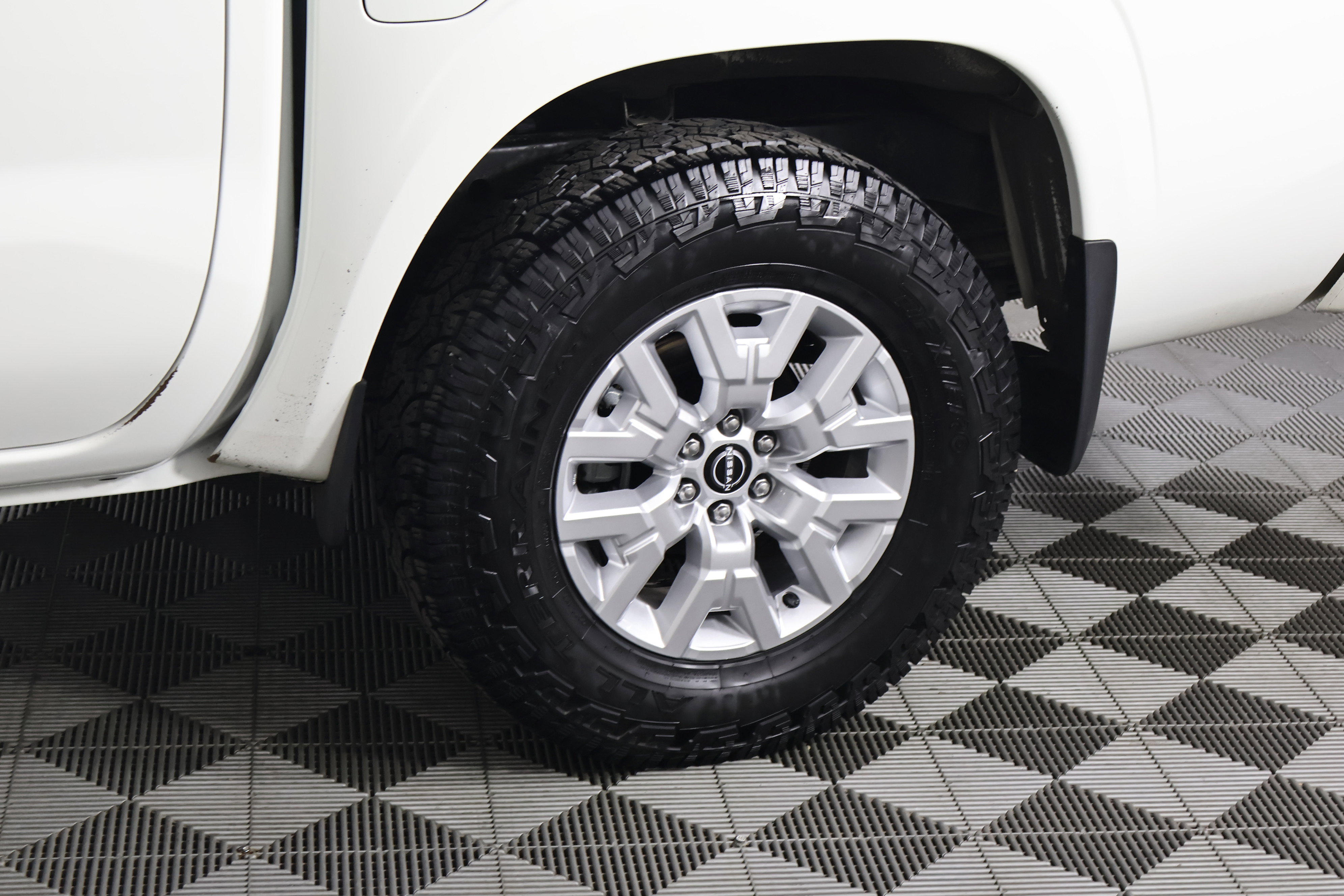 Used 2022 Nissan Frontier SV image 53