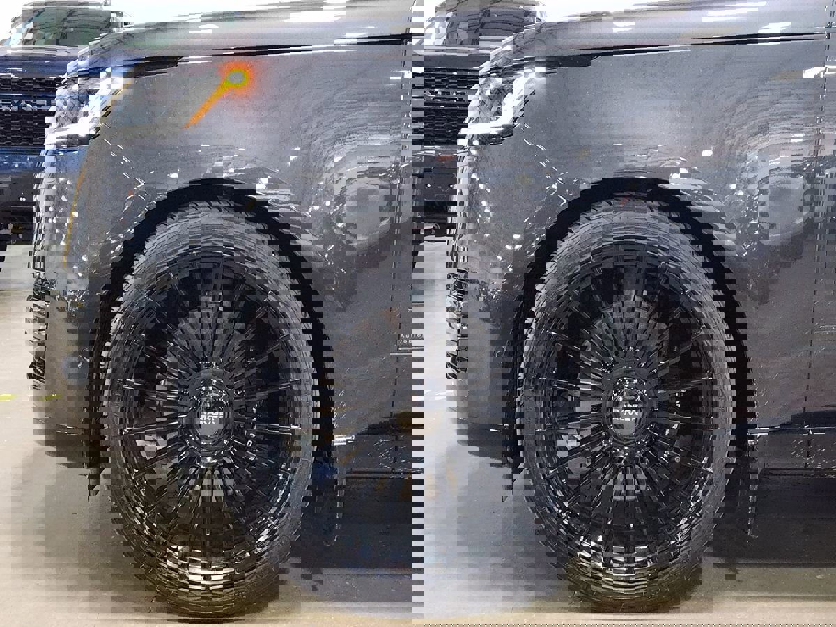 Used 2024 Land Rover Range Rover Long Wheelbase Autobiography image 5