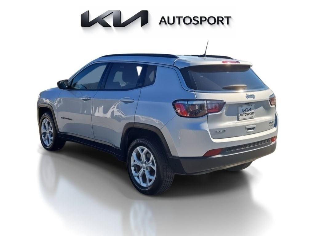 Used 2024 Jeep Compass Latitude image 10