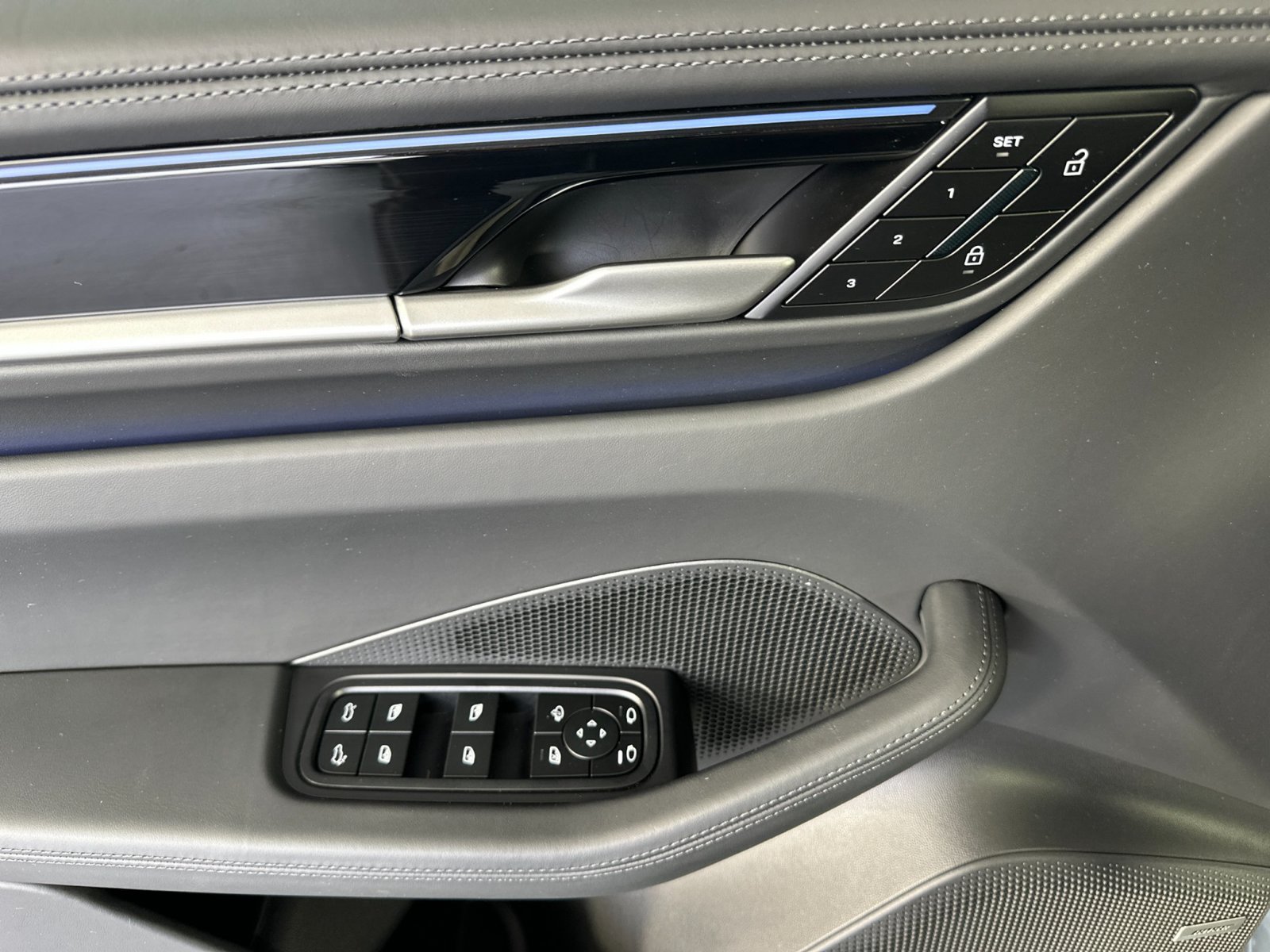 Certified 2025 Porsche Macan Electric RWD image 12