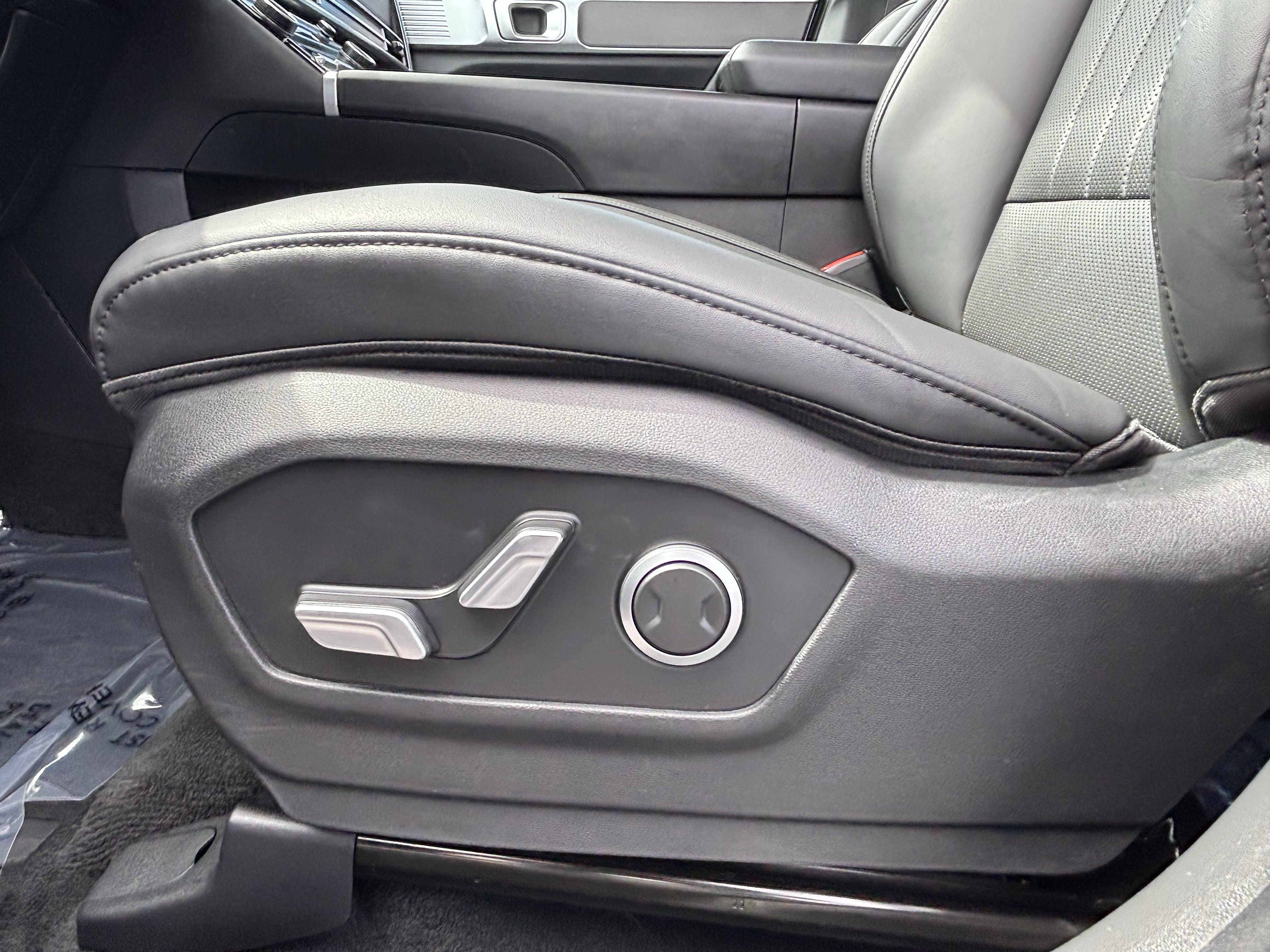 Used 2025 Hyundai Santa Fe SEL FWD image 16