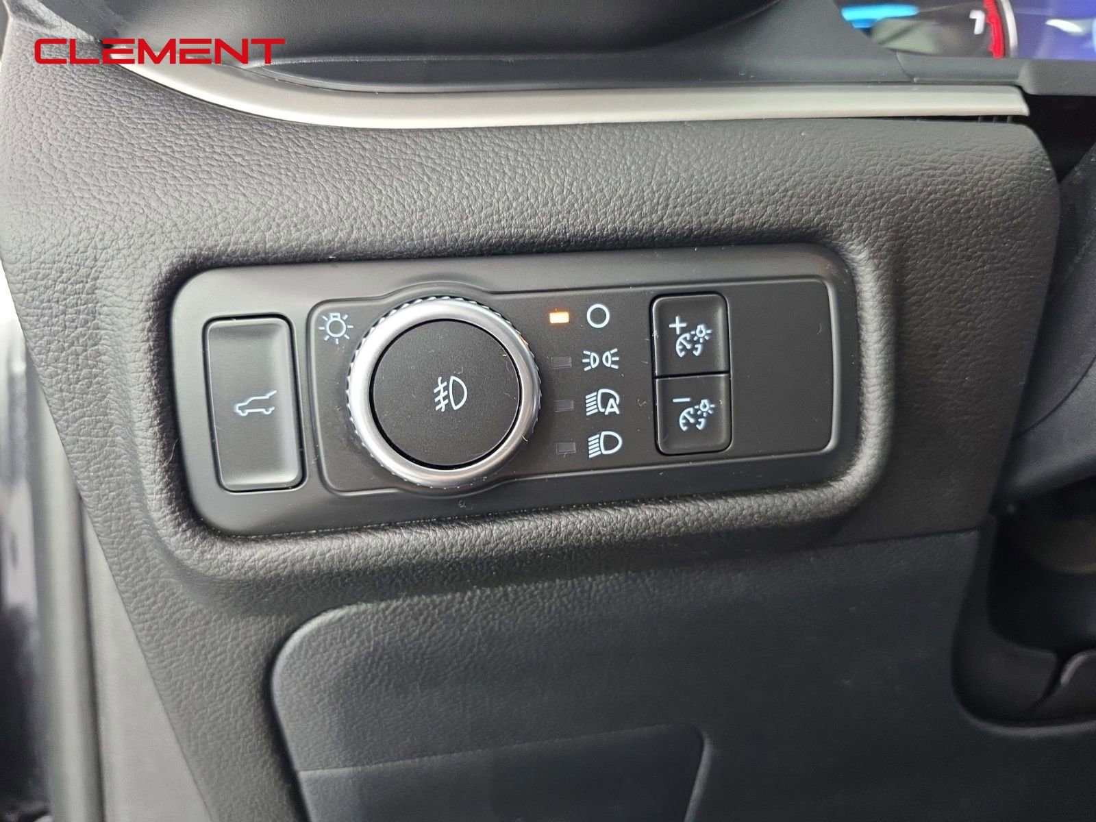 Used 2022 Ford Explorer XLT w/ Equipment Group 202A image 8