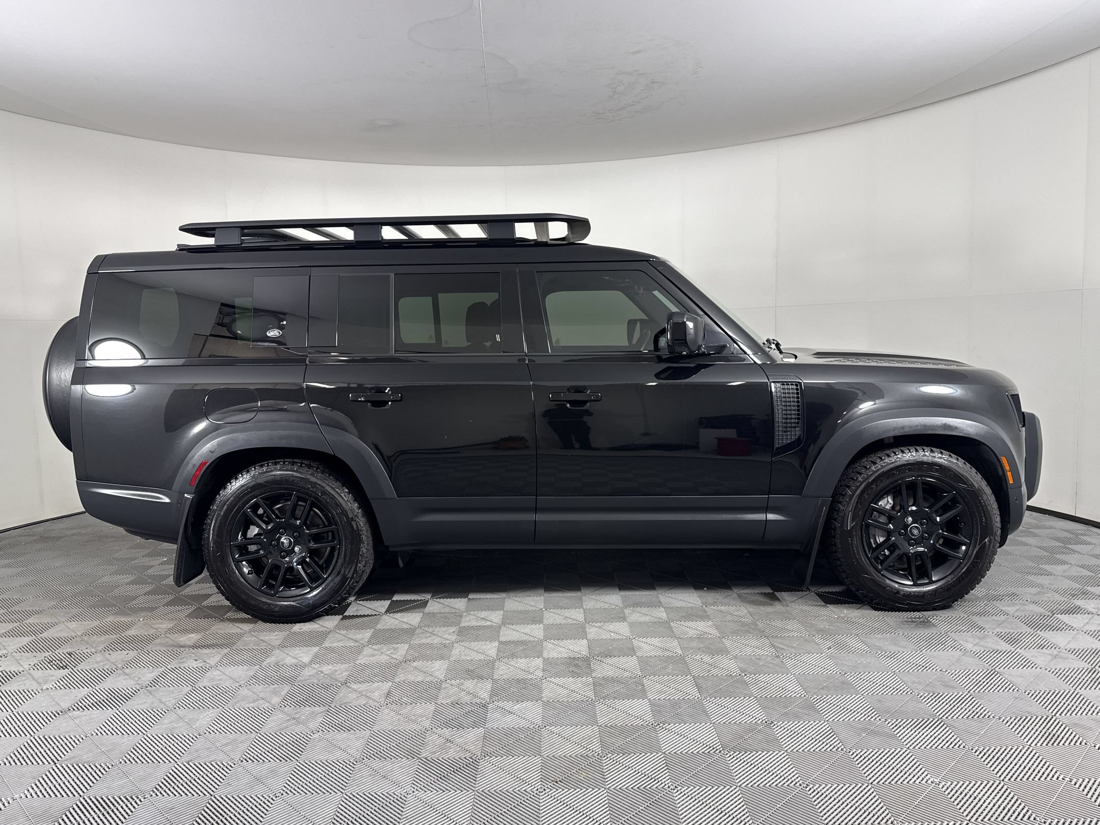 Used 2023 Land Rover Defender 130 SE AWD/4WD image 8