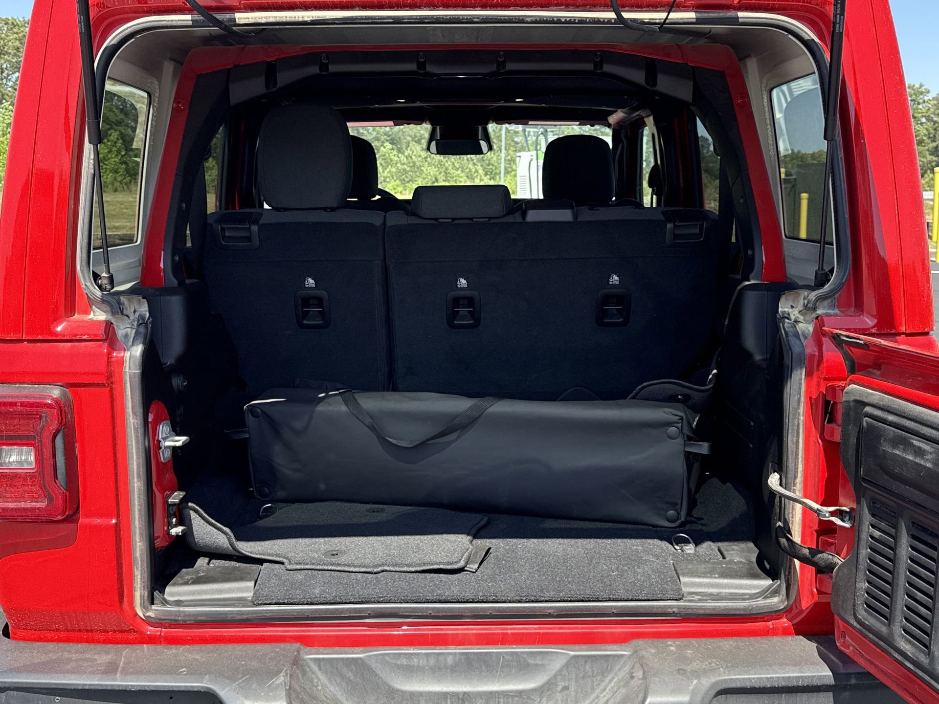 Used 2025 Jeep Wrangler Unlimited Sahara AWD/4WD image 16