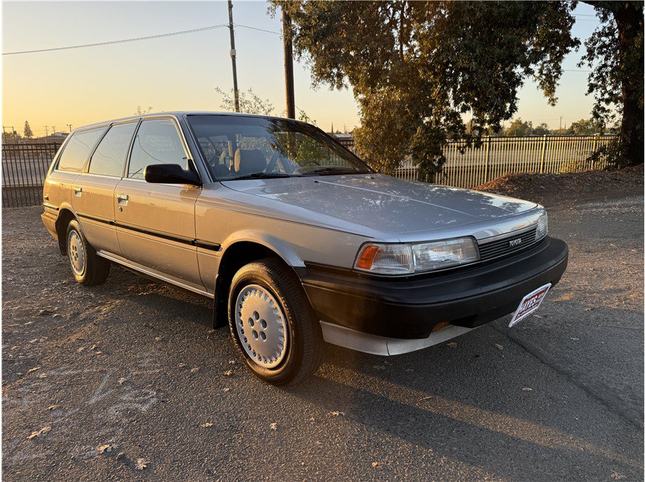 Used 1989 Toyota Camry Deluxe FWD image 7