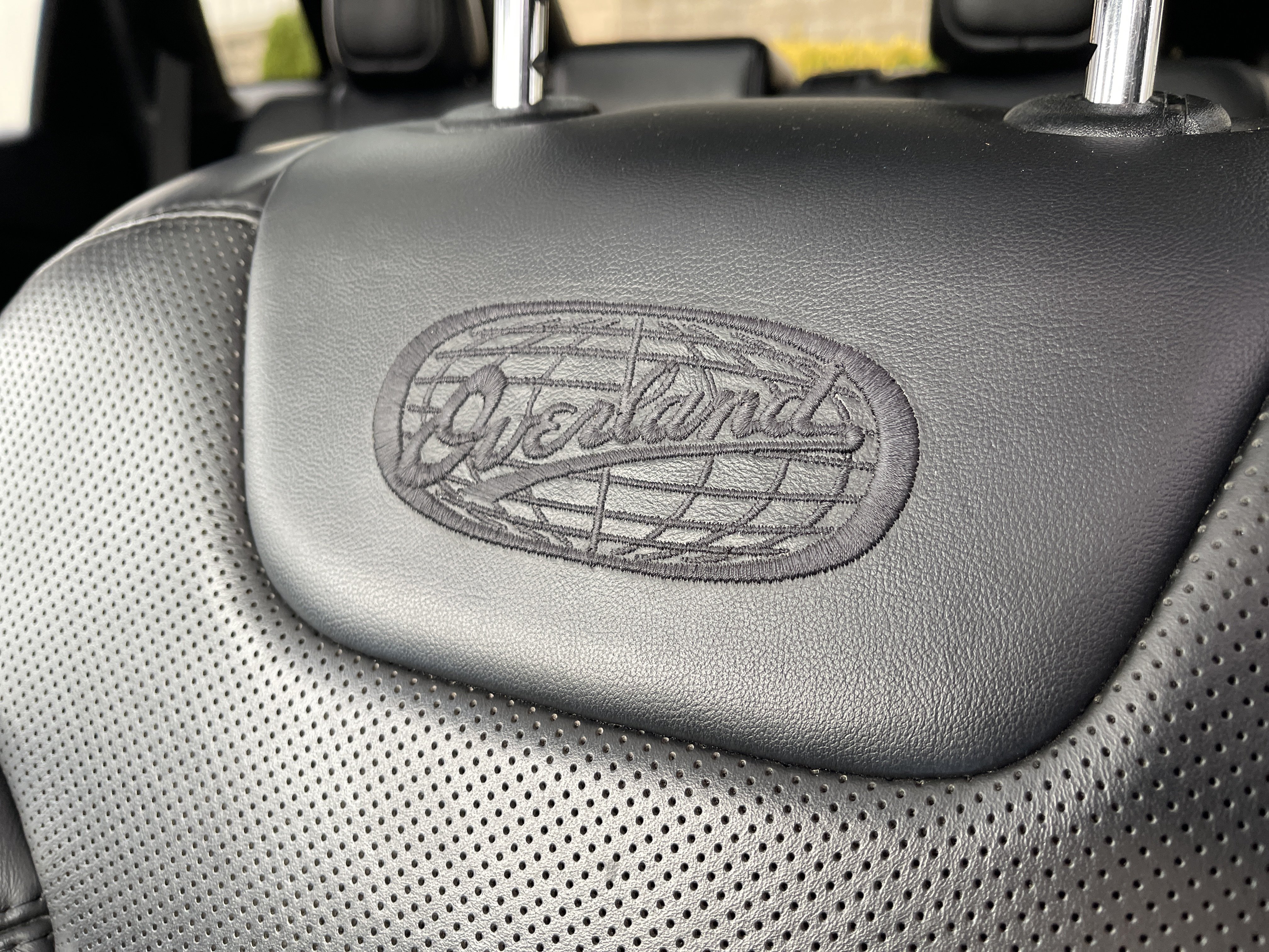 Used 2018 Jeep Cherokee Overland w/ Technology Group AWD/4WD image 15