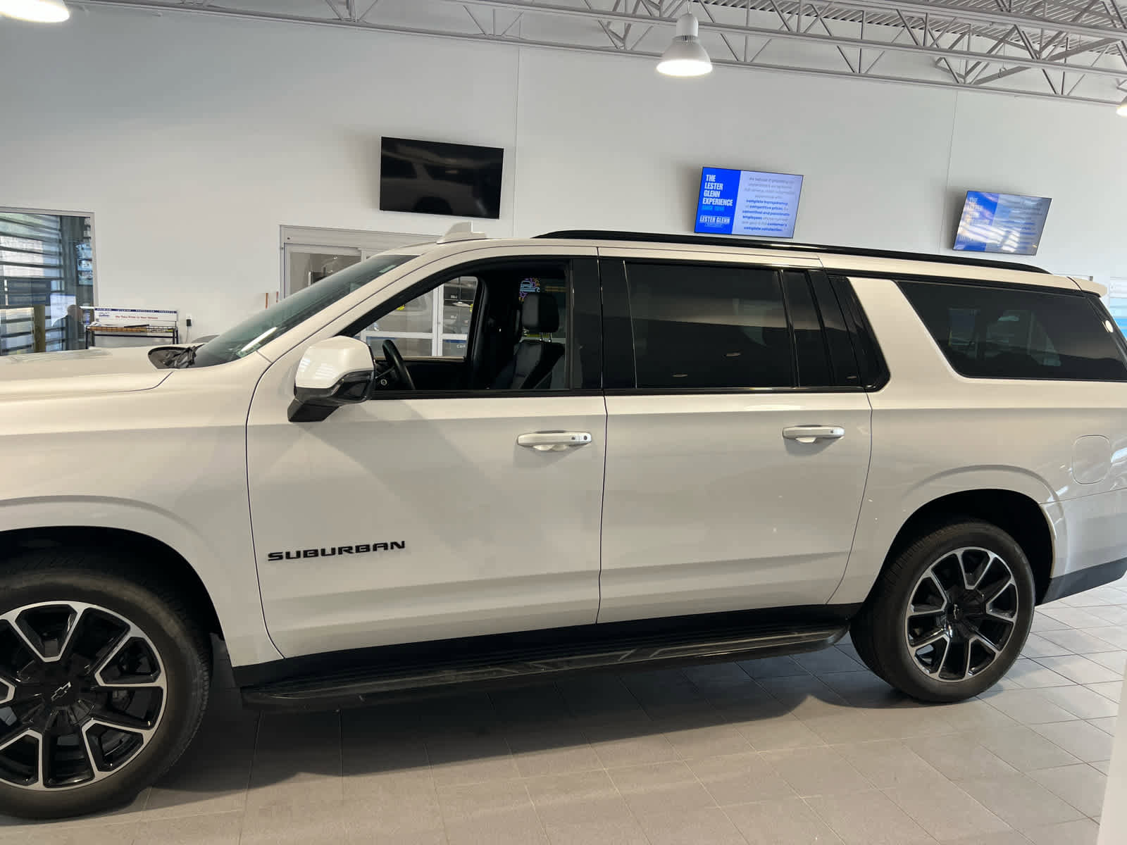 Certified 2023 Chevrolet Suburban RST w/ Luxury Package AWD/4WD image 3