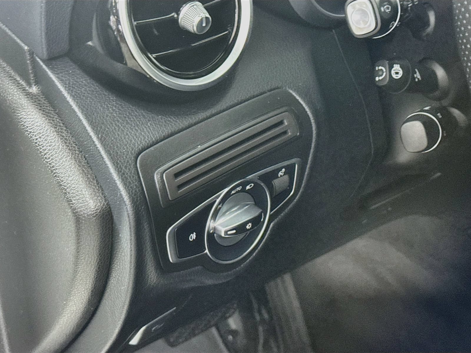 Used 2019 Mercedes-Benz GLC 300 4MATIC image 9