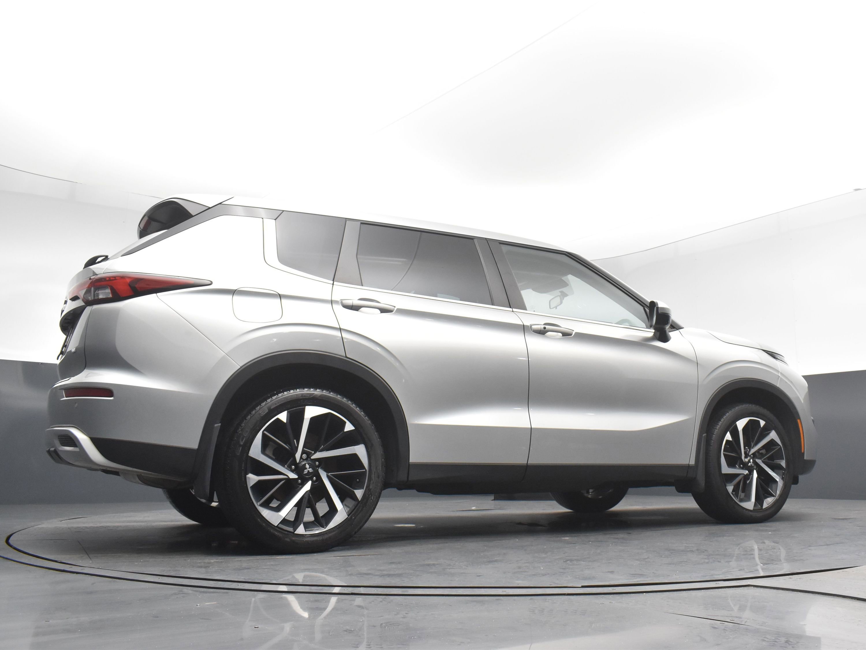 Used 2023 Mitsubishi Outlander SE image 24