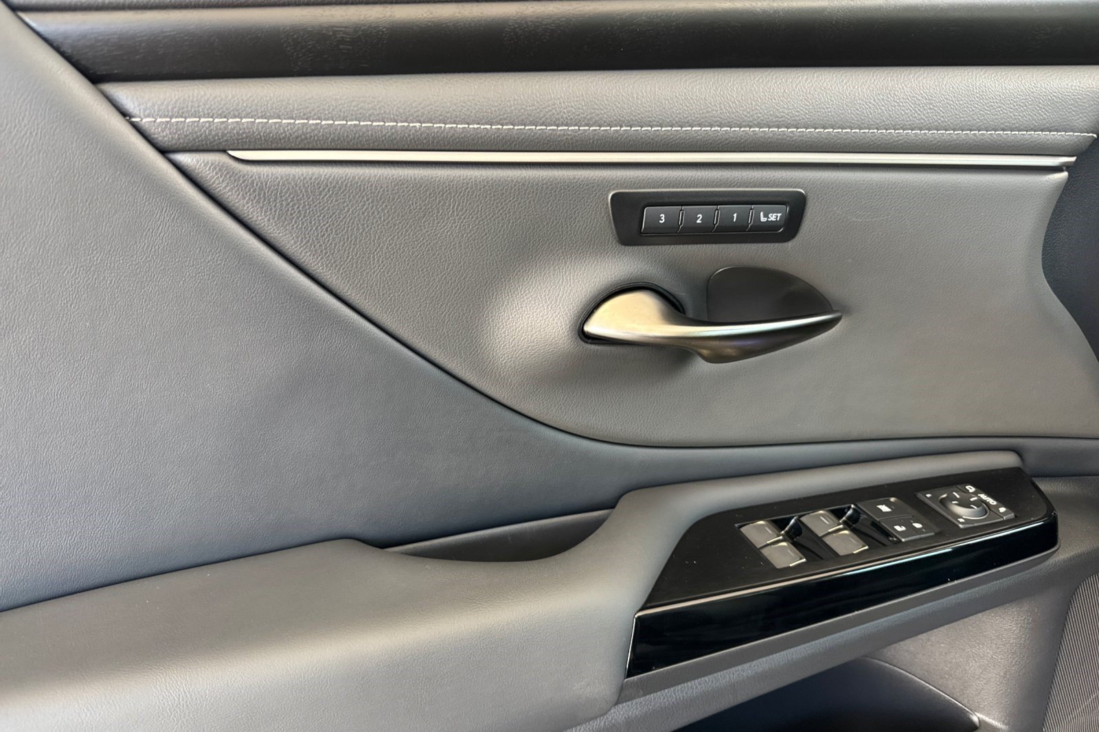 Certified 2025 Lexus ES 300h w/ Premium Package FWD image 12
