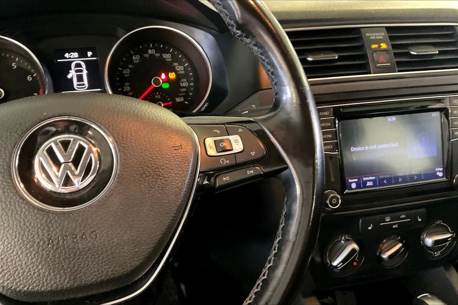 Used 2017 Volkswagen Jetta SE FWD image 23