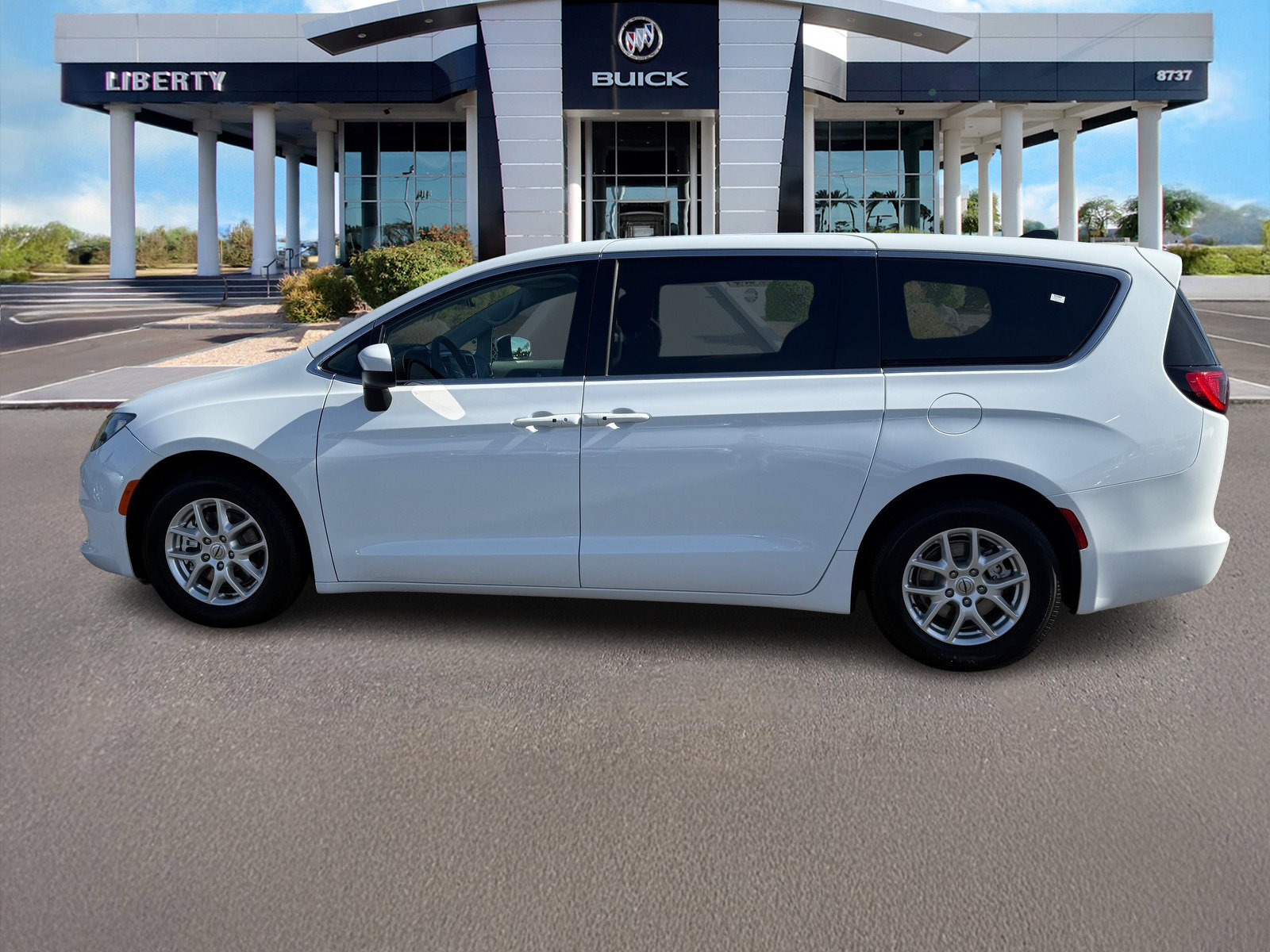Used 2022 Chrysler Voyager LX image 7