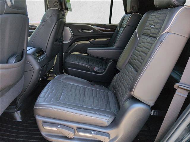 Used 2022 Cadillac Escalade Premium Luxury Platinum w/ Heavy-Duty Trailer Package AWD/4WD image 28