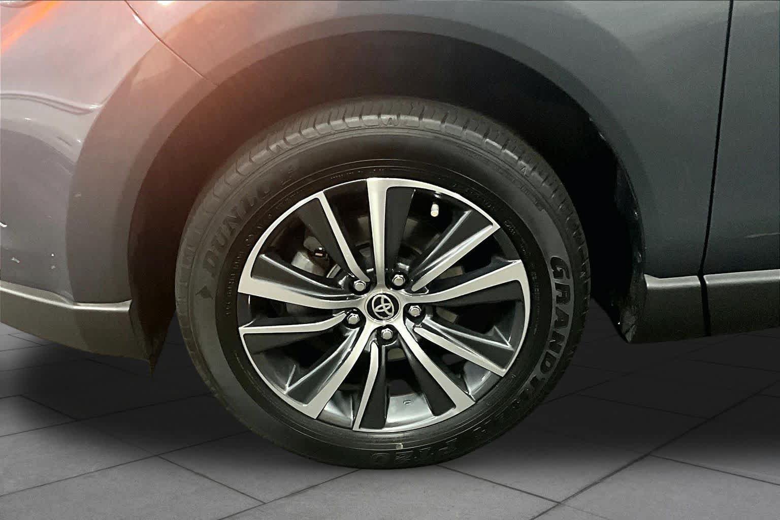 Used 2023 Toyota Venza LE AWD/4WD image 11
