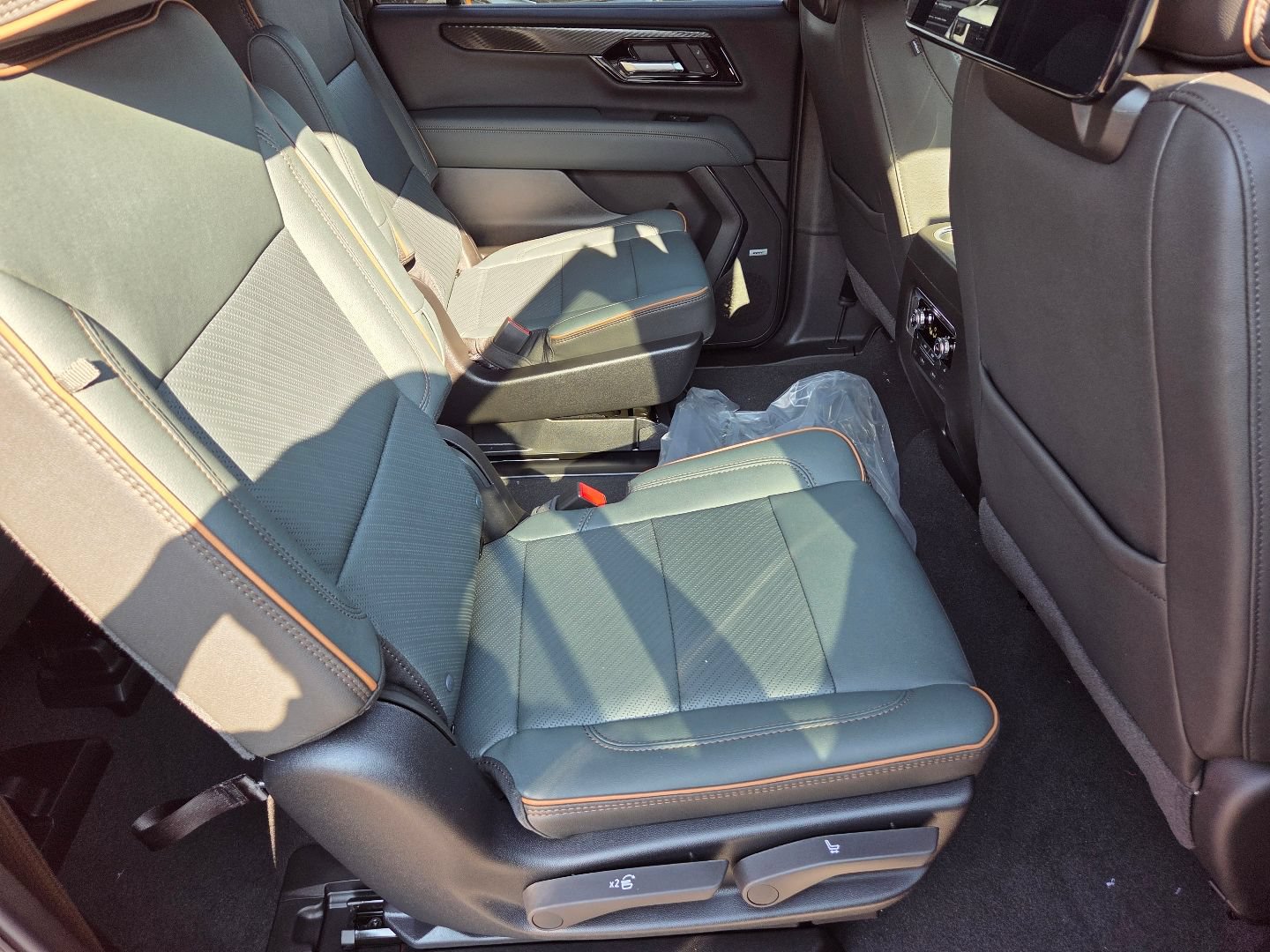 New 2026 GMC Yukon XL AT4 w/ AT4 Premium Plus Package AWD/4WD image 25