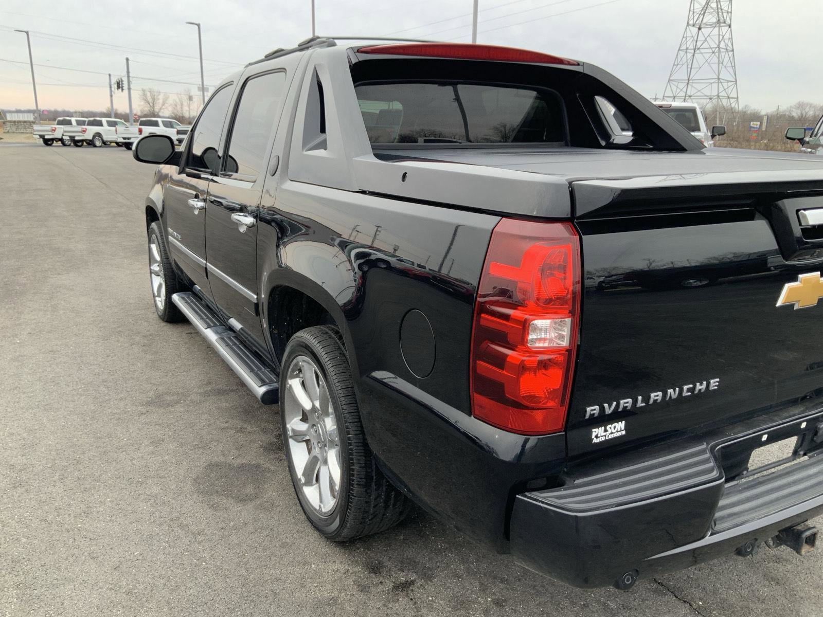 Used 2013 Chevrolet Avalanche LTZ image 18