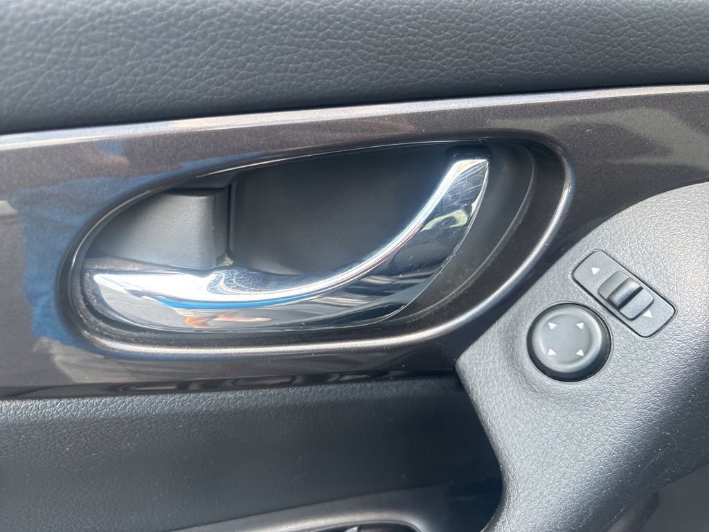 Used 2019 Nissan Rogue S w/ Special Edition Package FWD image 9