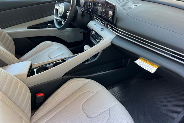 Used 2025 Hyundai Elantra Limited image 19