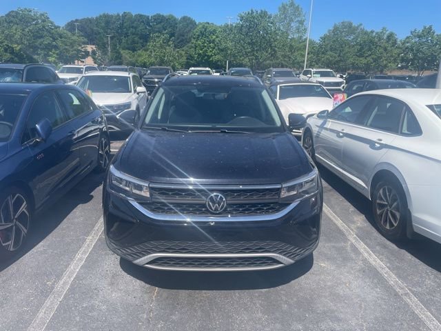 Used 2022 Volkswagen Taos SE w/ Panoramic Sunroof Package image 4