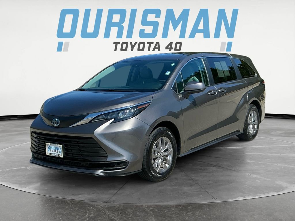 Used 2024 Toyota Sienna LE image 3