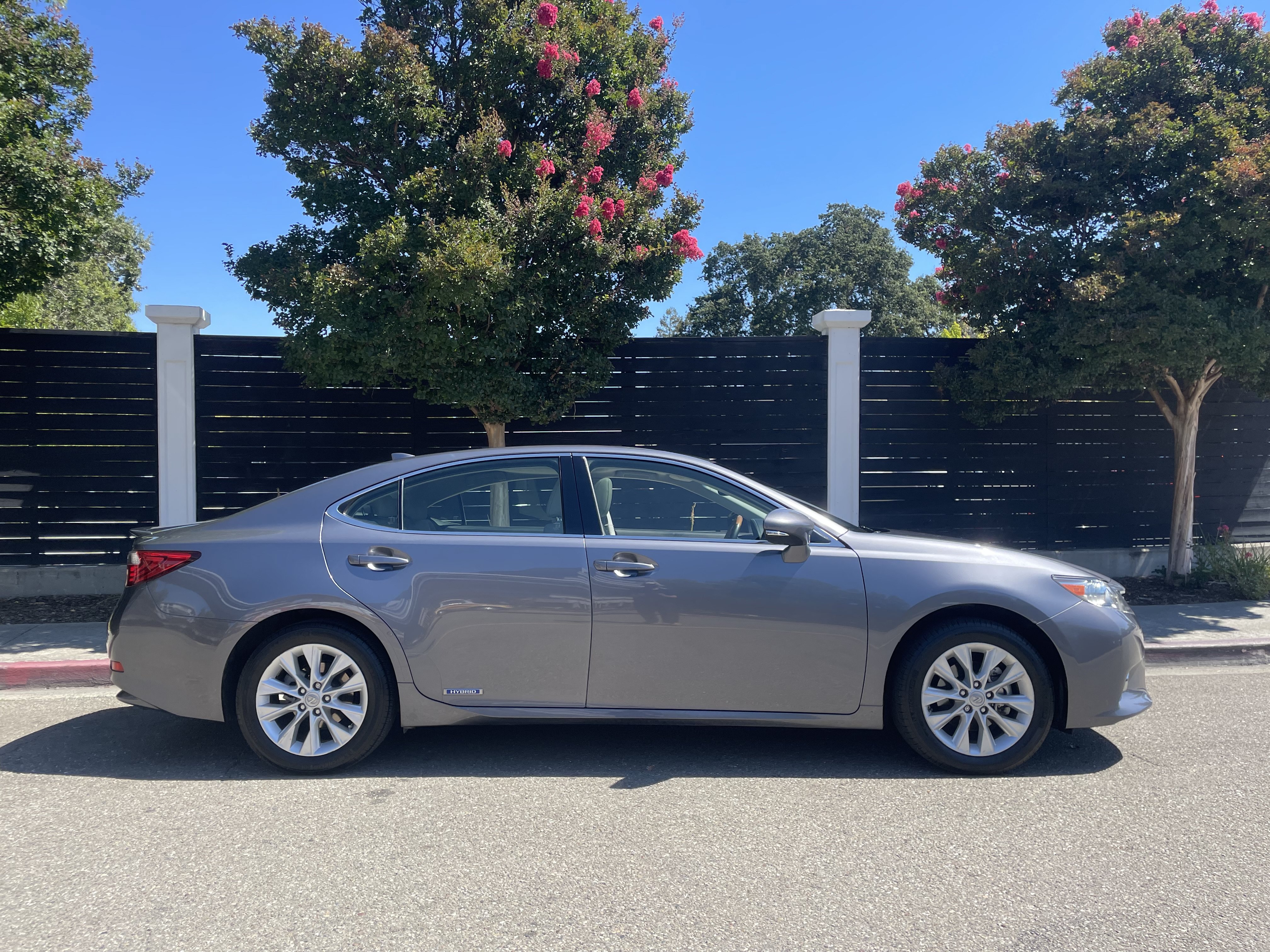 Used 2015 Lexus ES 300h w/ Navigation System Package FWD image 2
