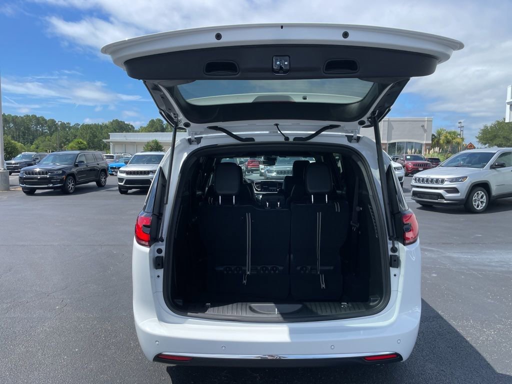 New 2026 Chrysler Pacifica Select image 12