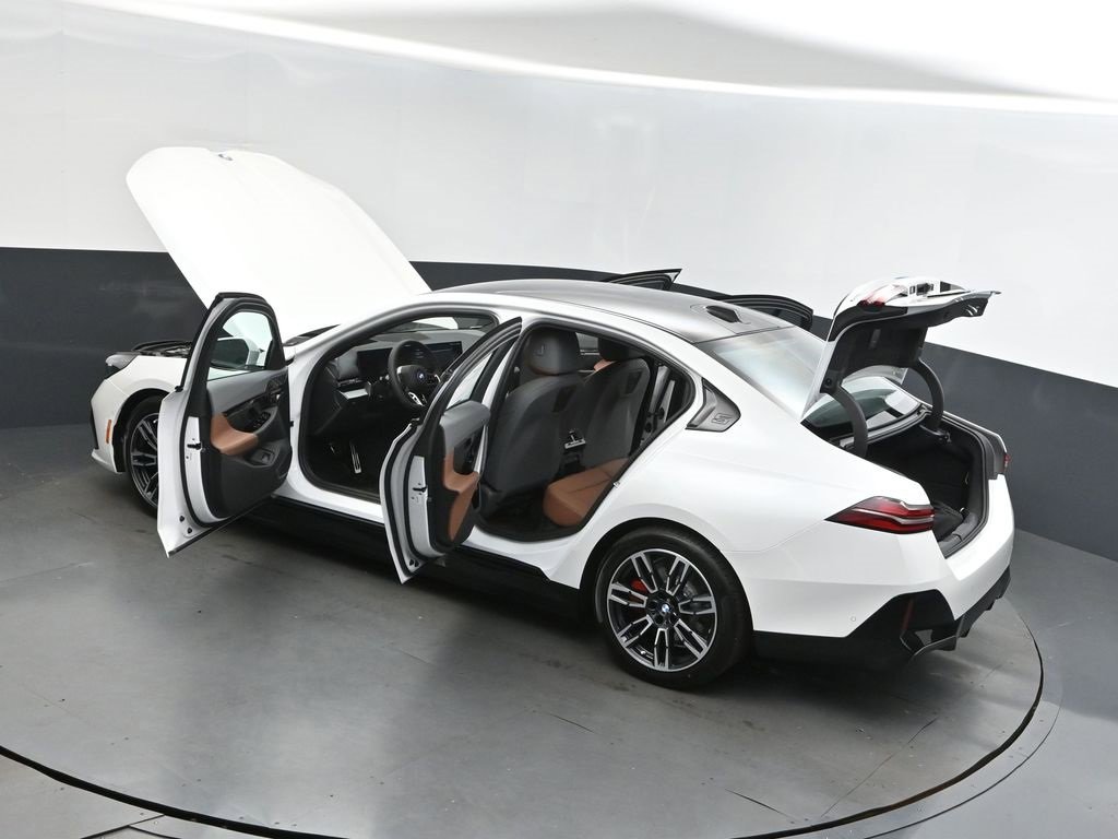 New 2026 BMW 550e xDrive w/ Premium Package image 3