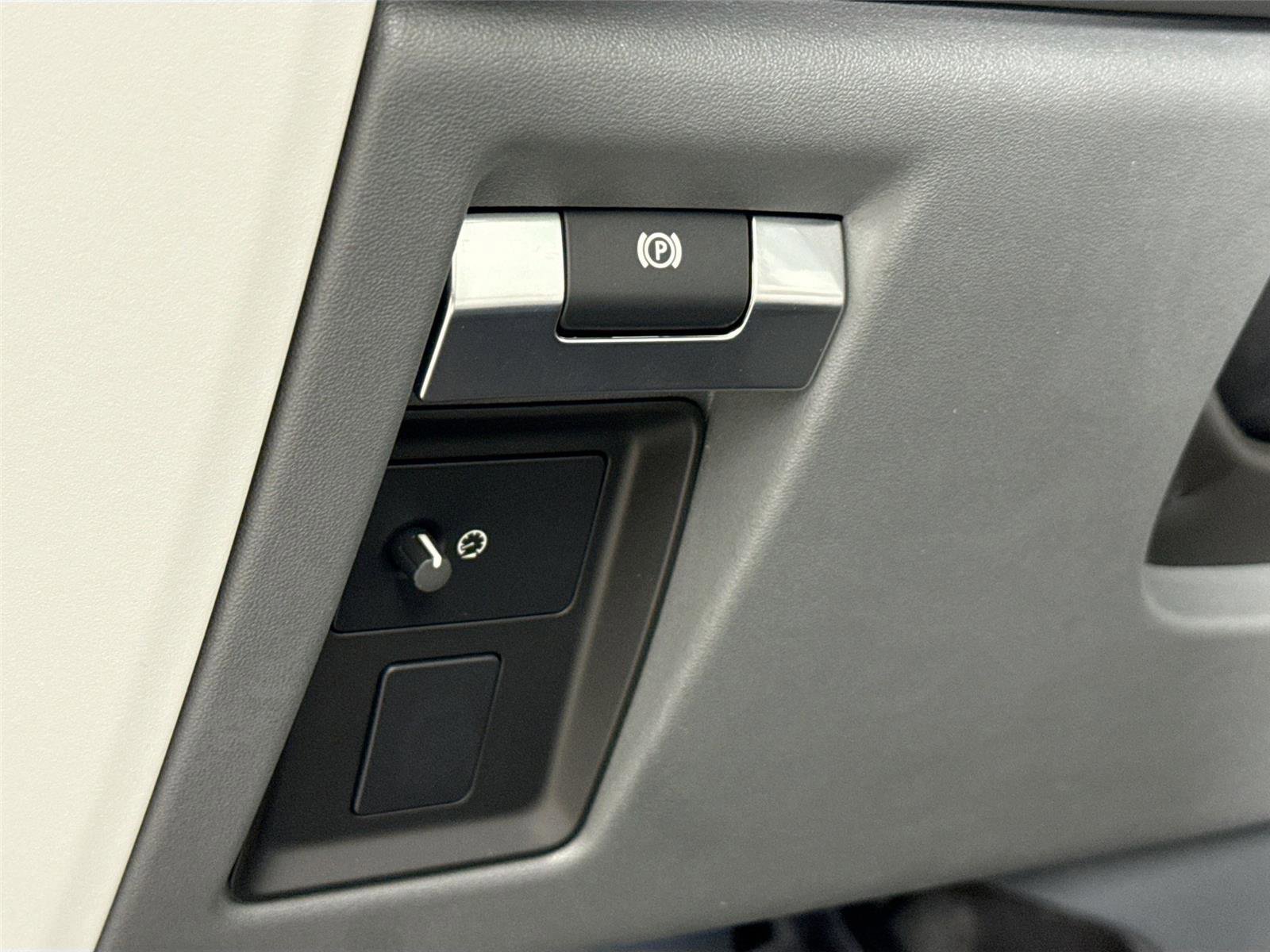 Used 2025 Land Rover Defender 110 X-Dynamic SE image 15