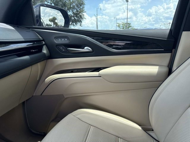 Used 2023 Cadillac Escalade Premium Luxury AWD/4WD image 28