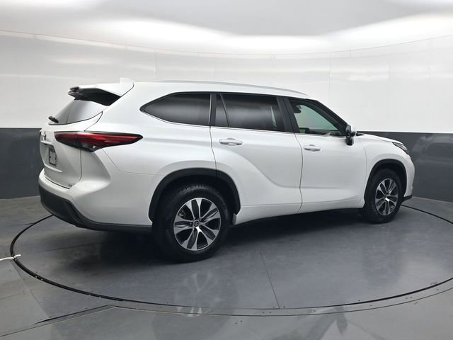 Used 2023 Toyota Highlander XLE image 4