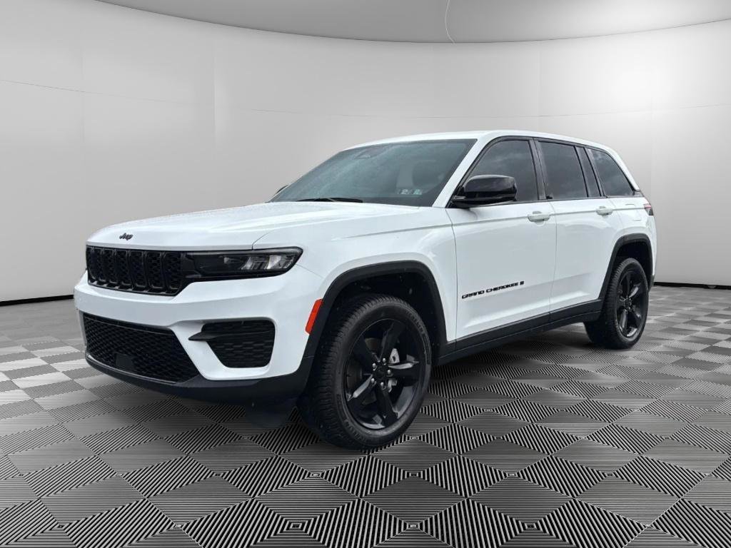 Used 2023 Jeep Grand Cherokee Altitude AWD/4WD image 1