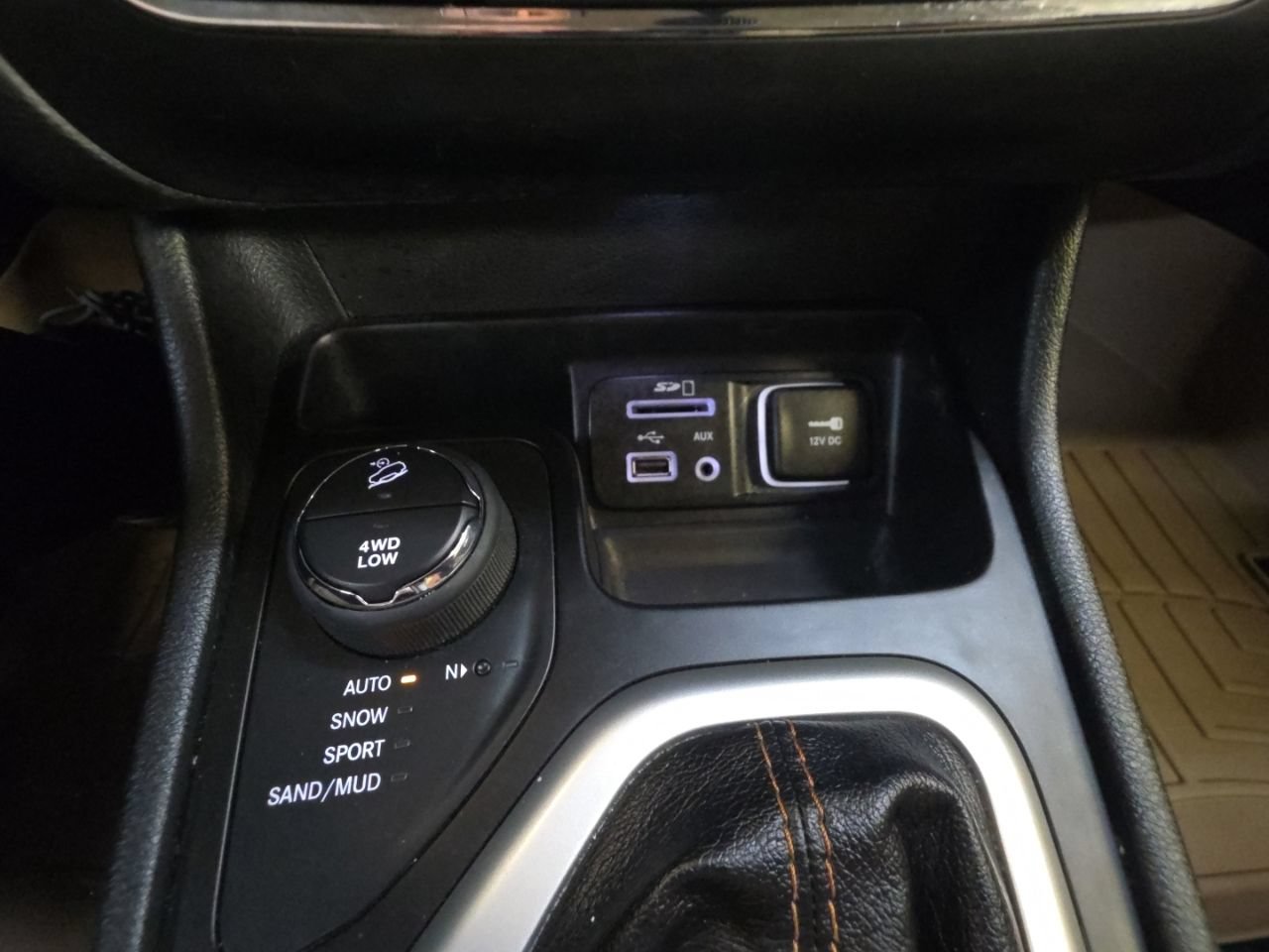 Used 2015 Jeep Cherokee Limited w/ Luxury Group AWD/4WD image 30