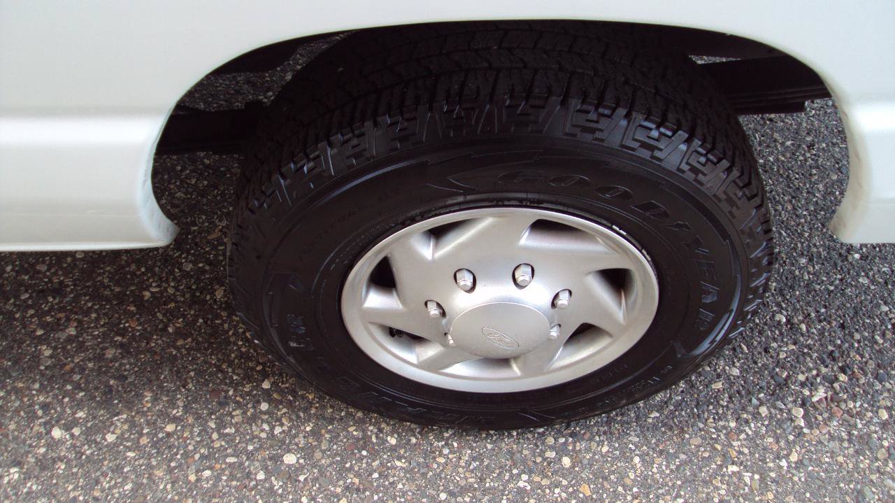 Used 2014 Ford E-250 and Econoline 250 Extended w/ Power Group RWD image 39