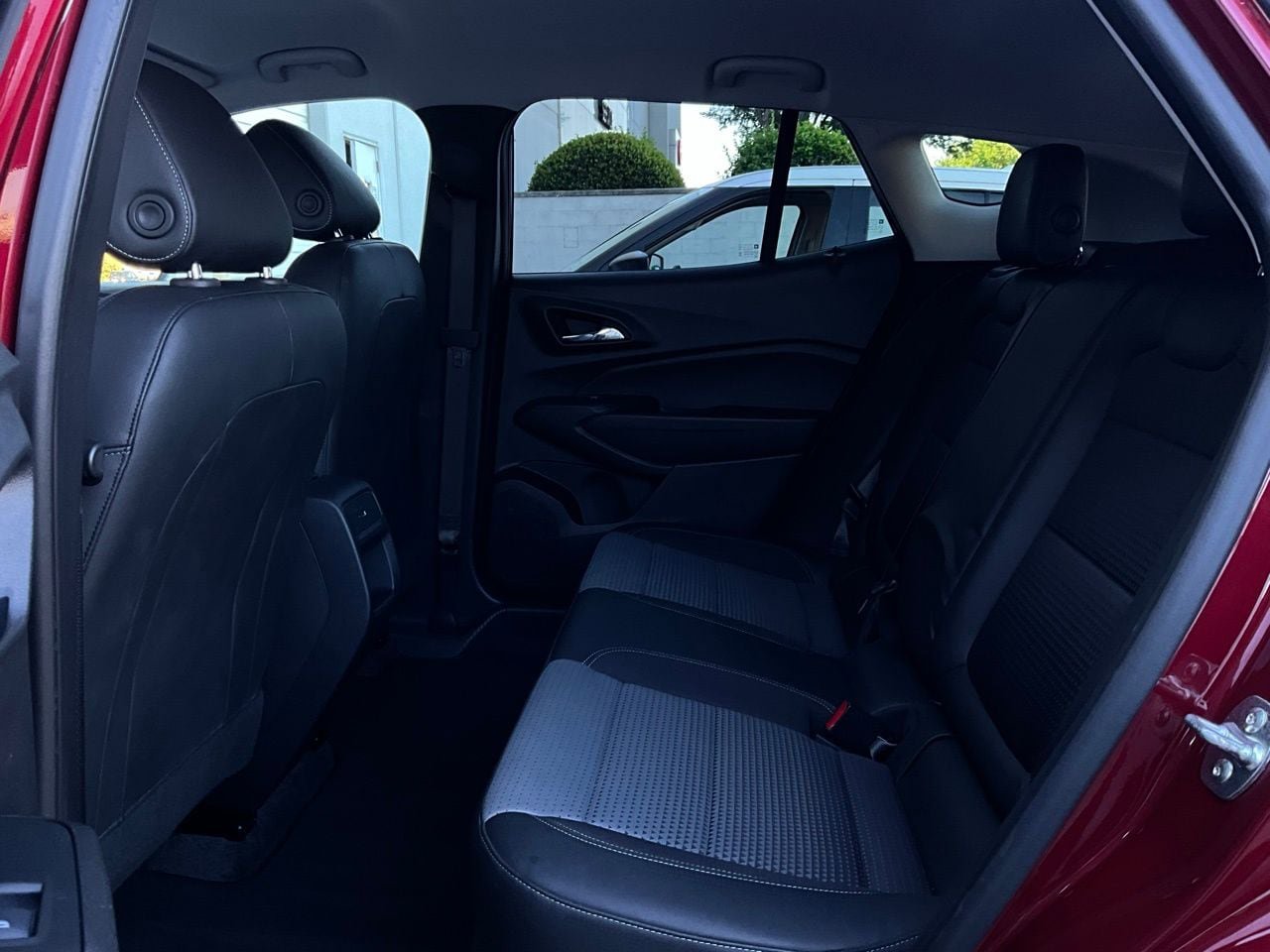 Used 2025 Chevrolet Trax LT FWD image 11