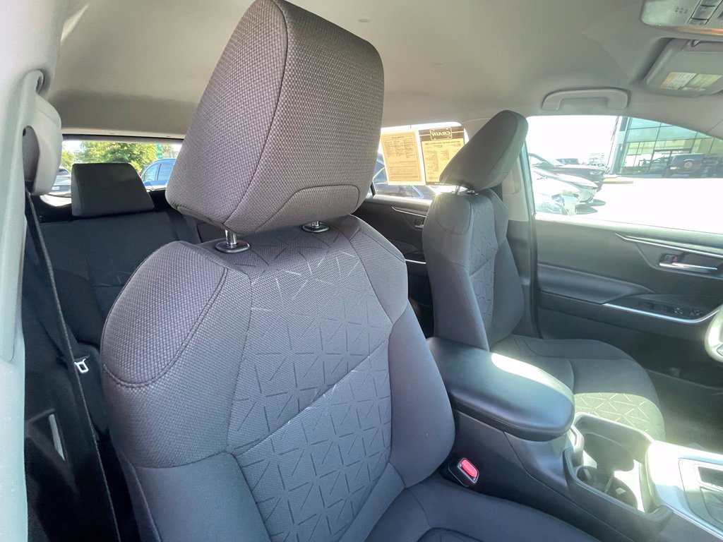 Used 2021 Toyota RAV4 XLE AWD/4WD image 29
