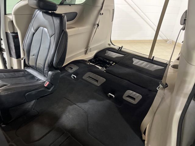 Used 2022 Chrysler Pacifica Touring-L image 13