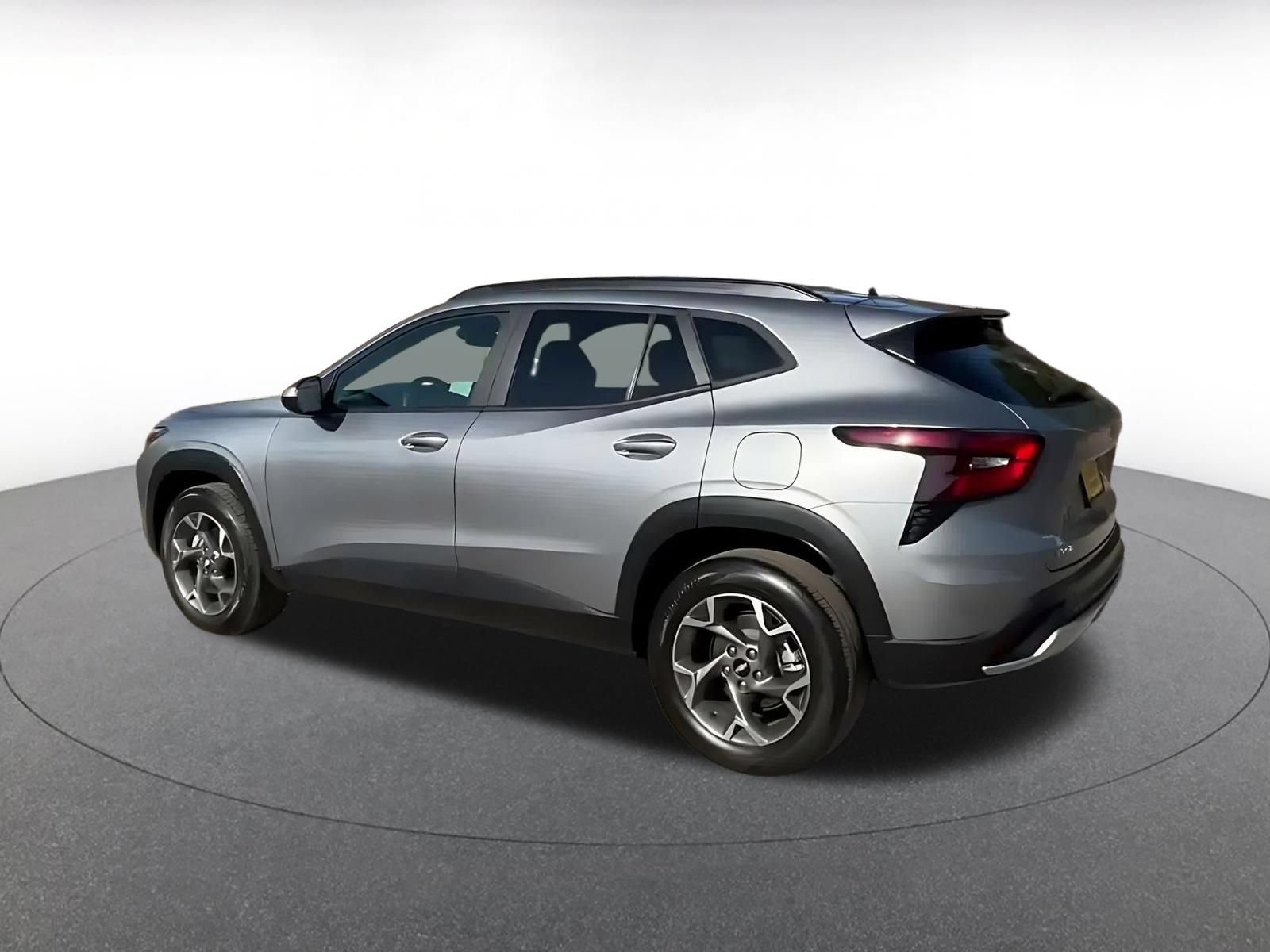 Used 2025 Chevrolet Trax LT FWD image 9