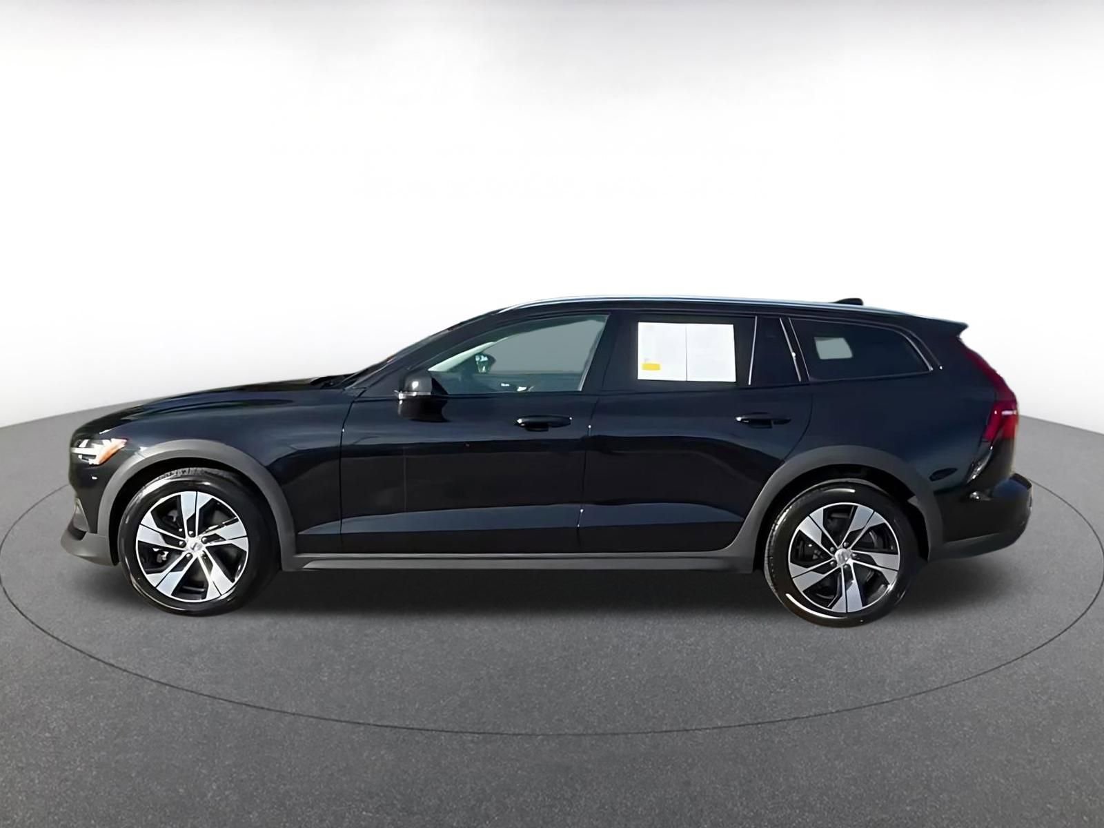 Used 2025 Volvo V60 B5 Cross Country Plus image 8