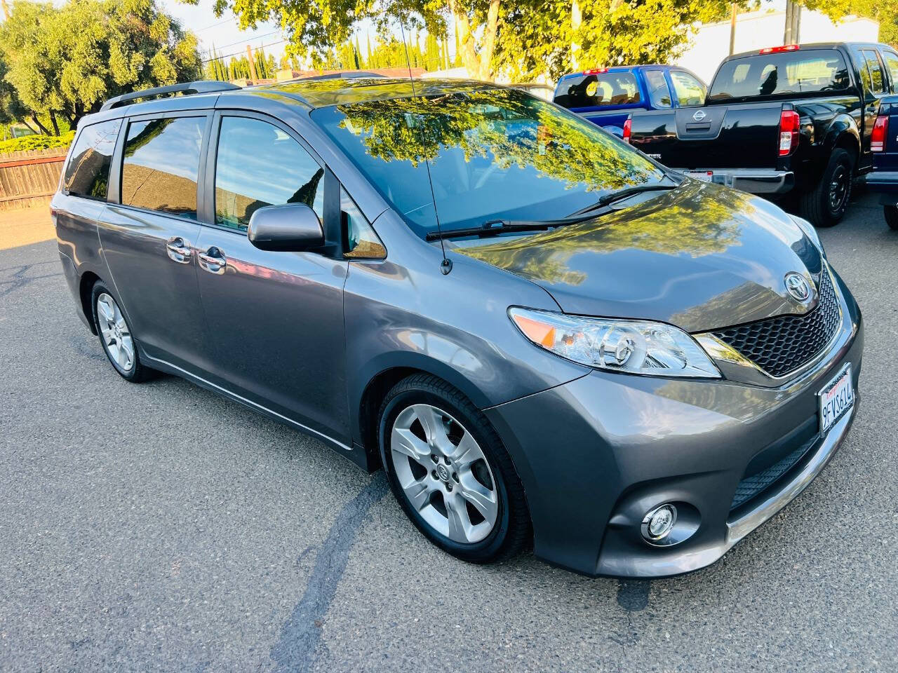 Used 2014 Toyota Sienna SE FWD image 2