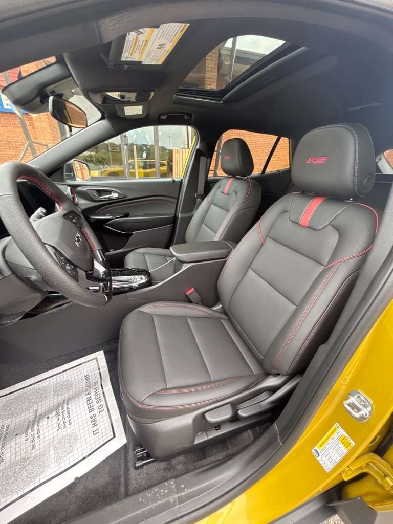 Used 2025 Chevrolet Trax RS w/ Sunroof Package image 9