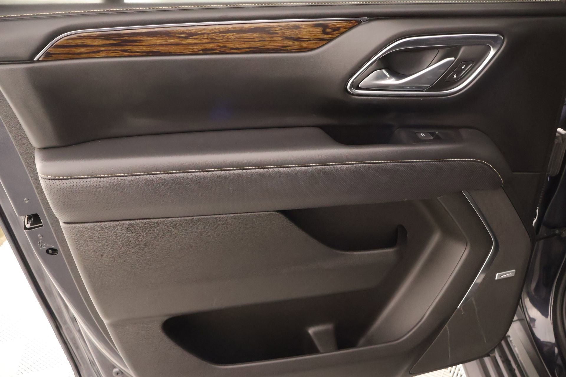 Used 2023 Chevrolet Suburban Premier RWD image 16