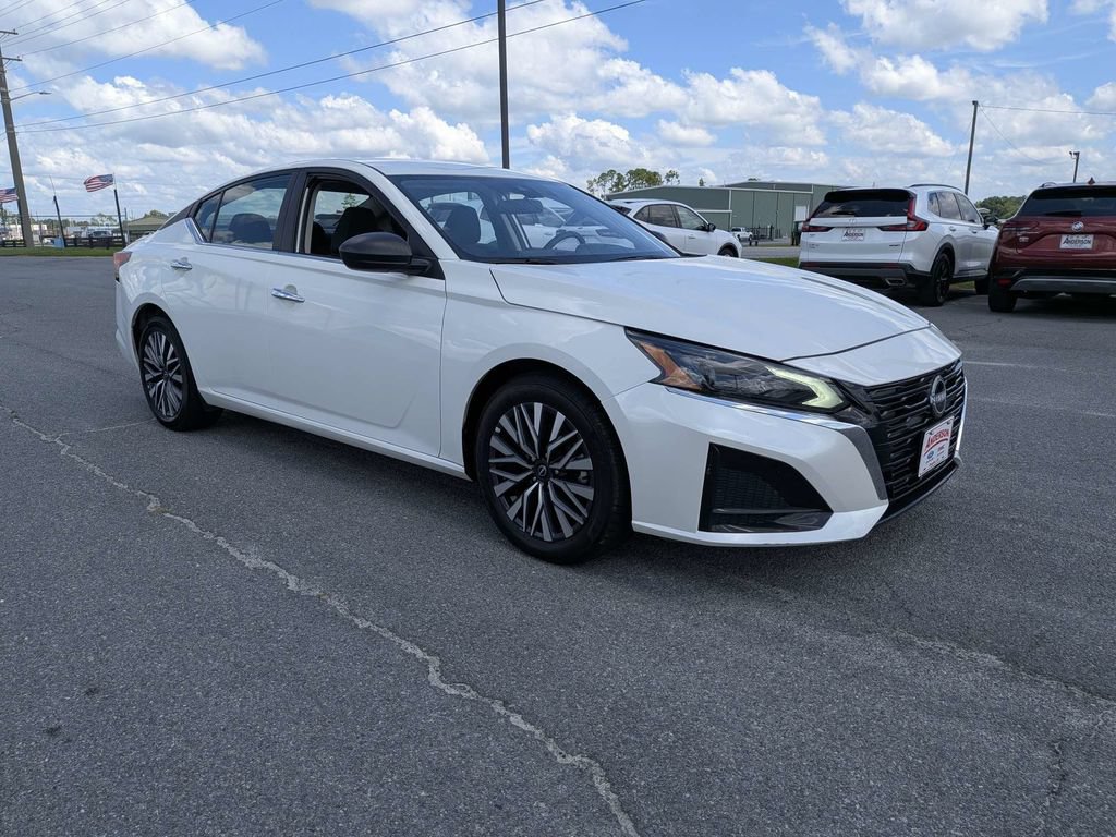 Used 2025 Nissan Altima 2.5 SV FWD image 2