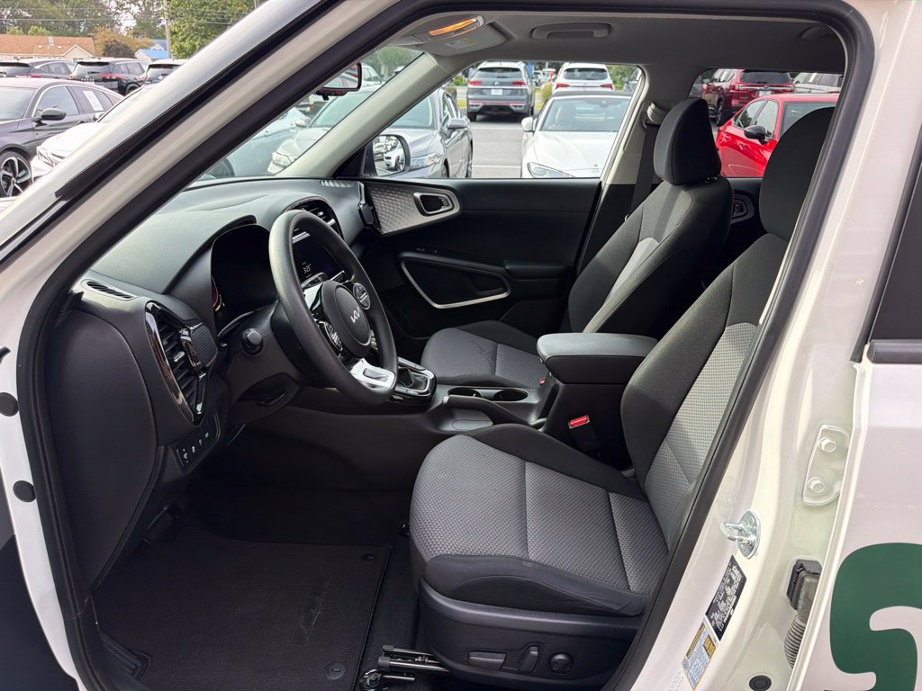 Used 2024 Kia Soul S FWD image 11