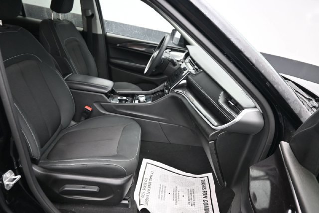 Used 2023 Jeep Grand Cherokee Laredo w/ Luxury Tech Group I AWD/4WD image 9