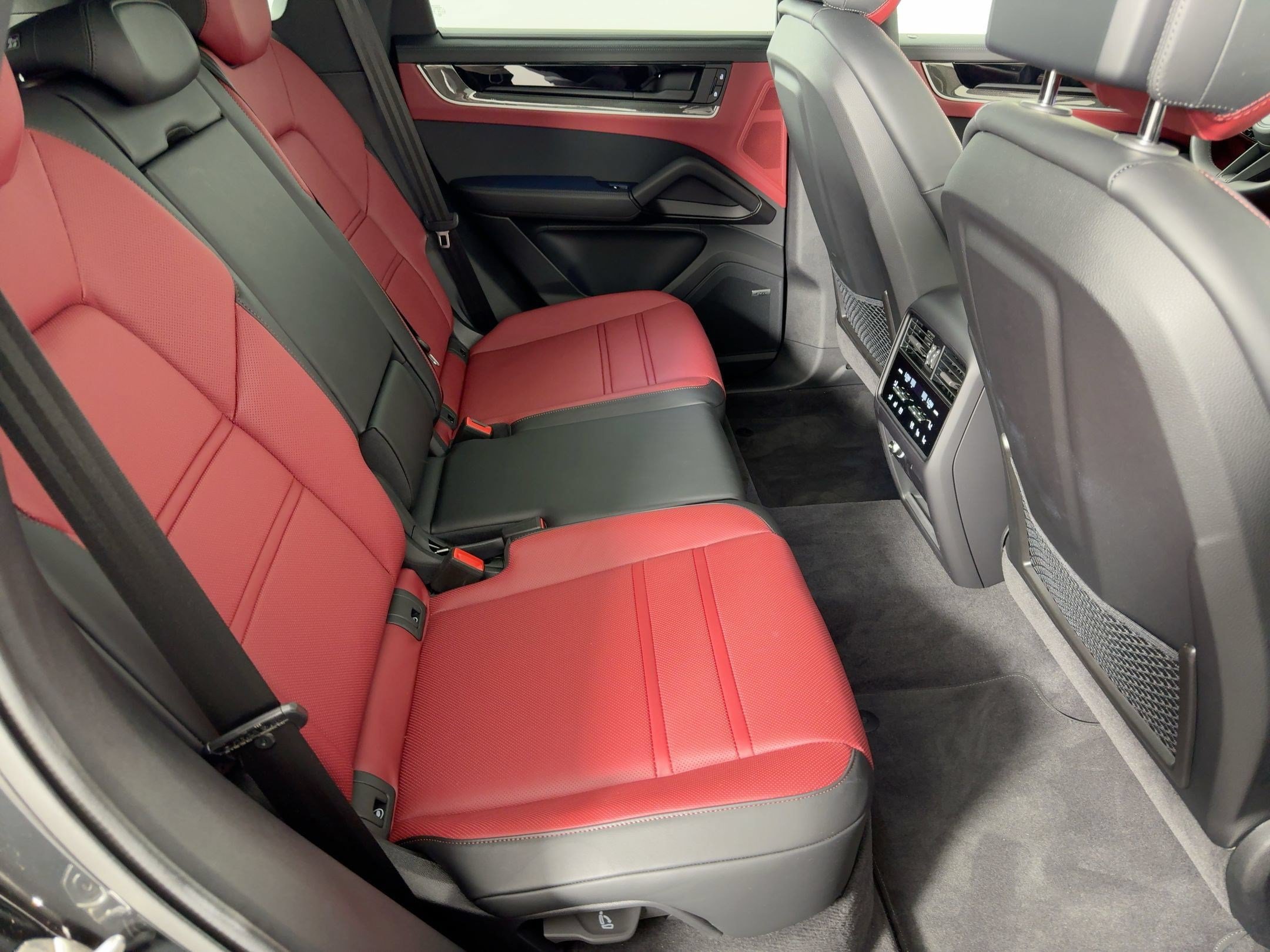 Certified 2025 Porsche Cayenne E-Hybrid AWD/4WD image 30