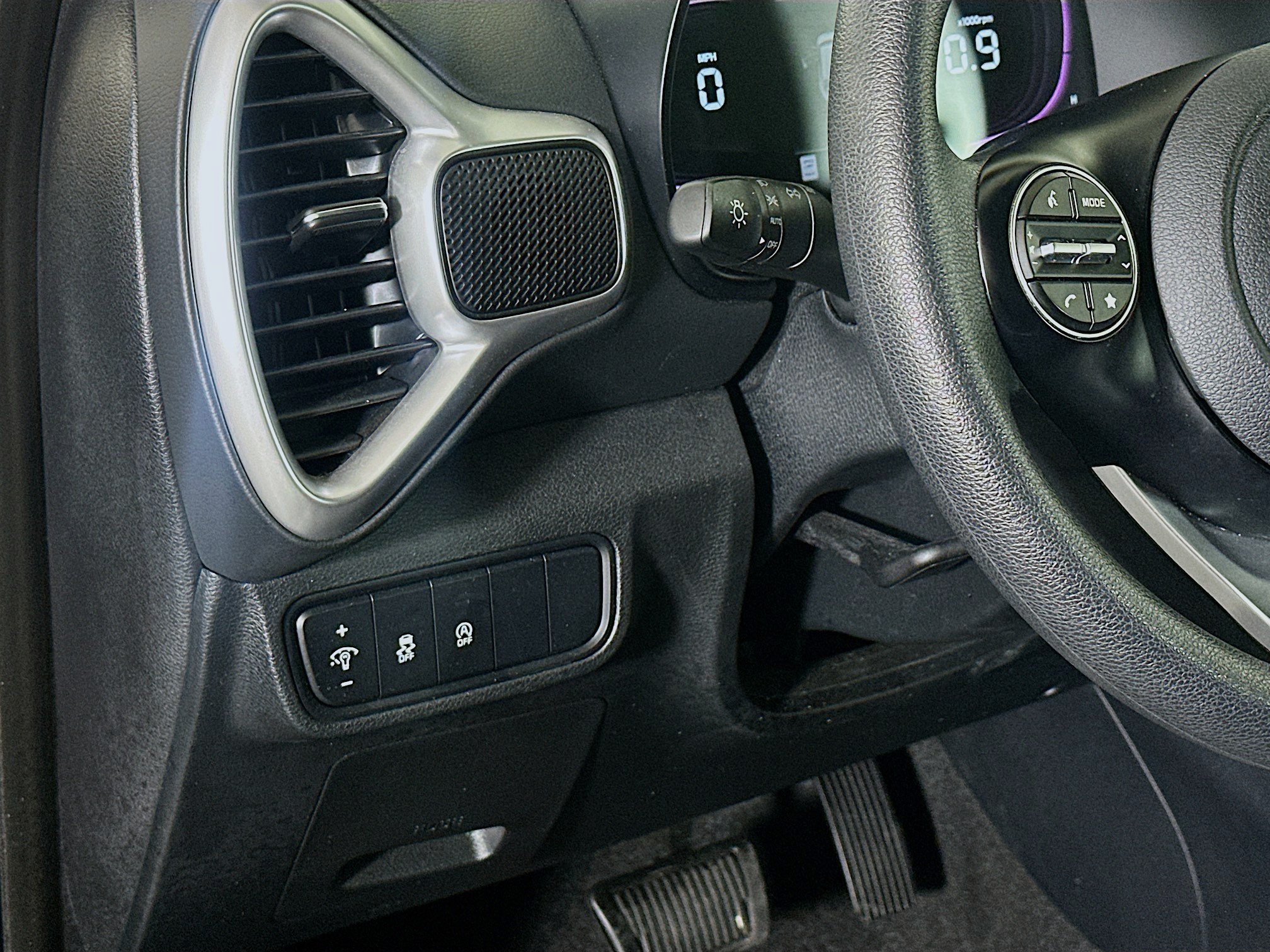Used 2025 Kia Soul LX w/ LX Technology Package FWD image 17